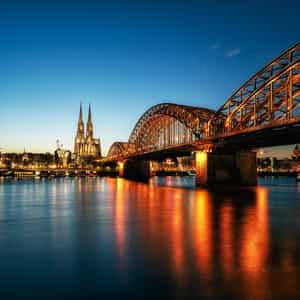 Ein Bild vom Kölner Dom während des Sonnenunterganges